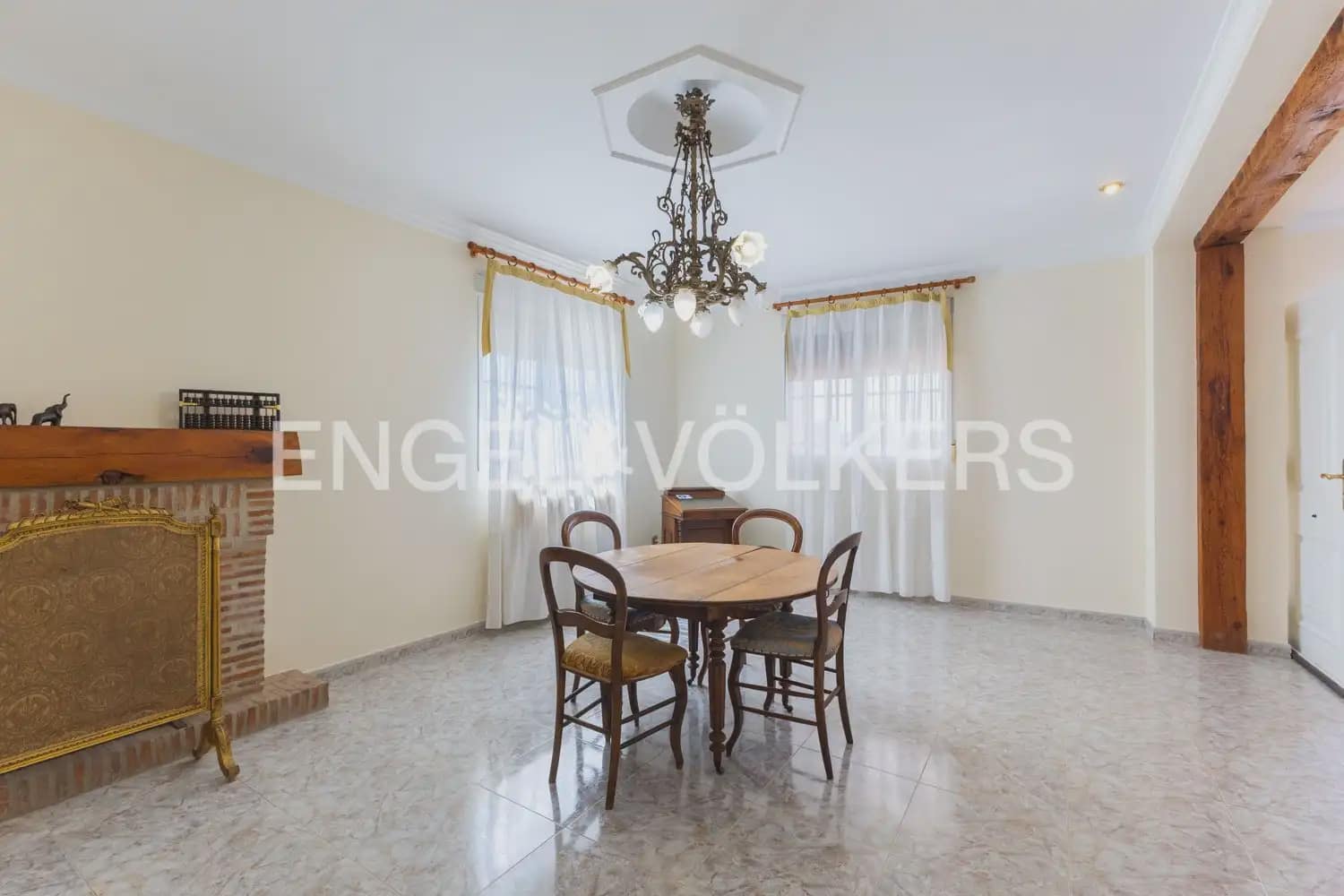 8 bedroom Villa for sale in Montserrat with pool garage - € 849,000 (Ref: 10026475)