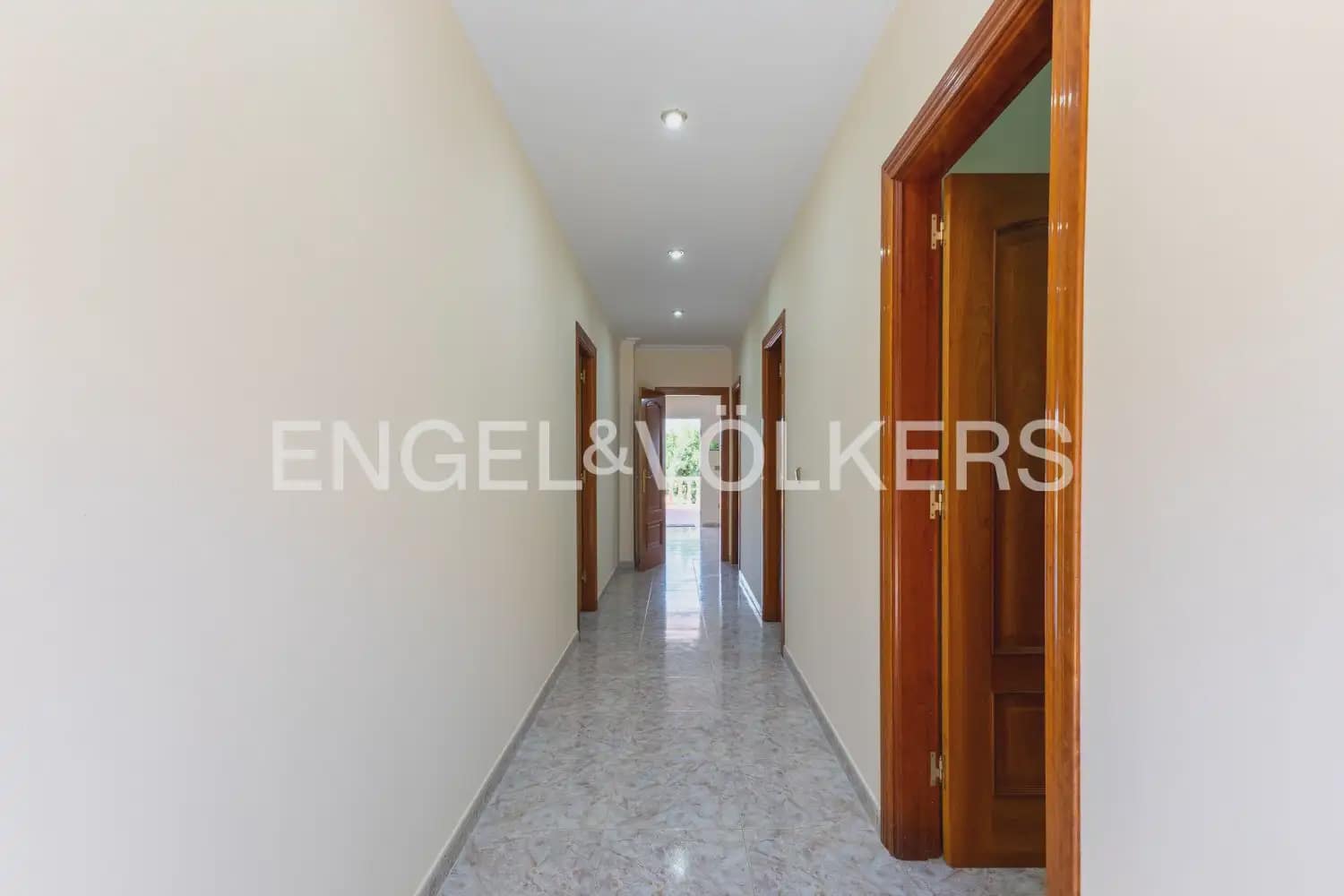 8 bedroom Villa for sale in Montserrat with pool garage - € 849,000 (Ref: 10026475)