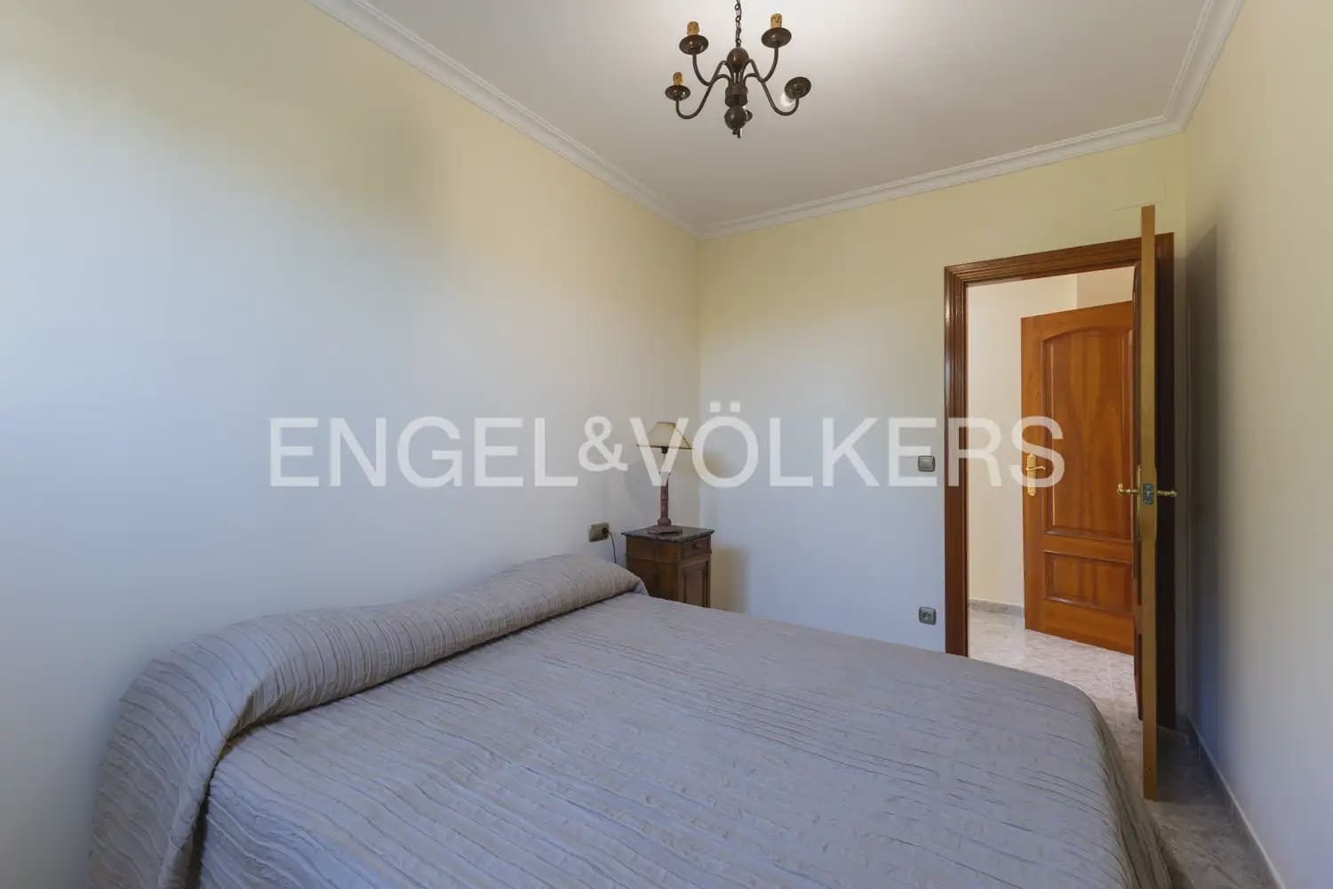 8 bedroom Villa for sale in Montserrat with pool garage - € 849,000 (Ref: 10026475)