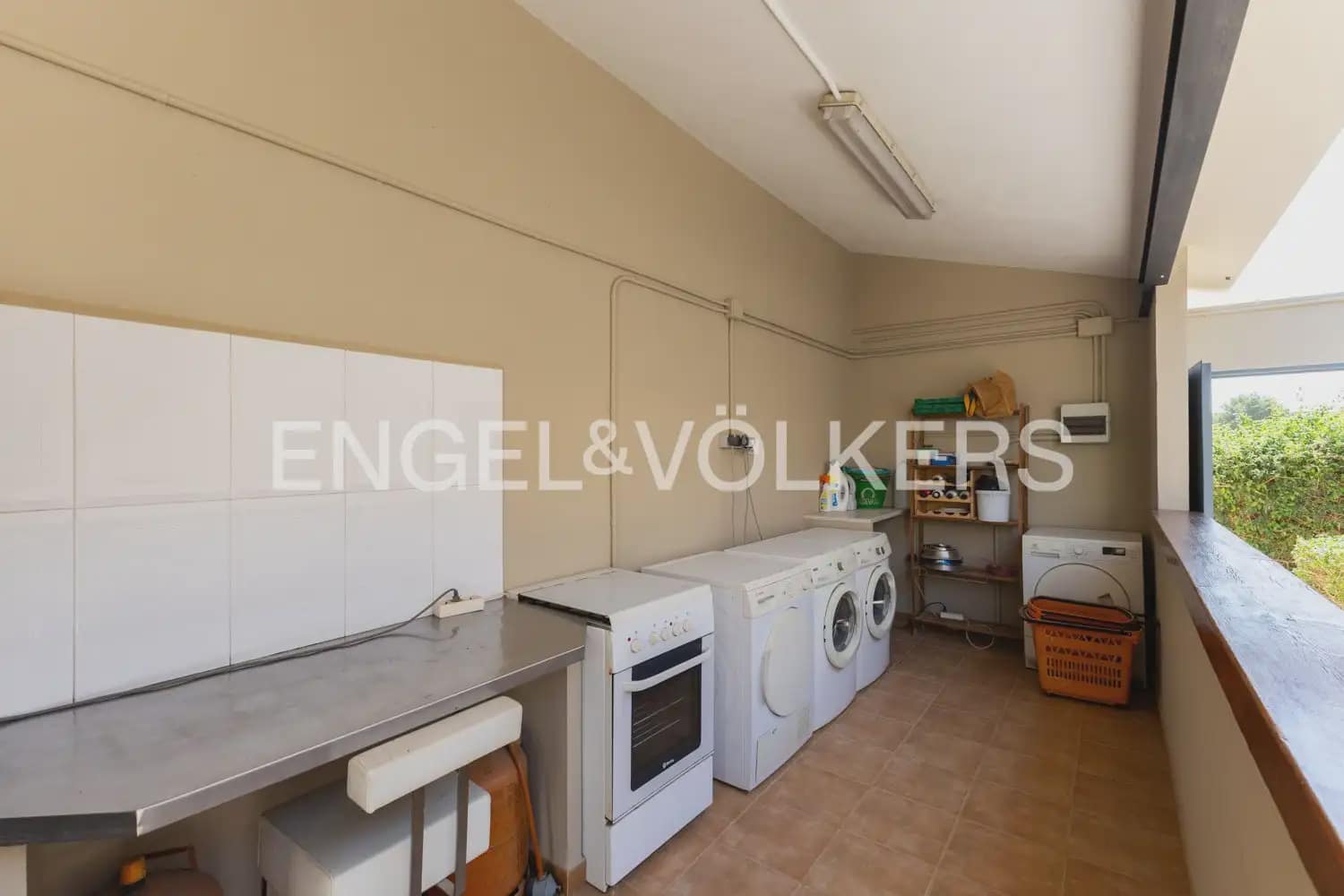 8 bedroom Villa for sale in Montserrat with pool garage - € 849,000 (Ref: 10026475)