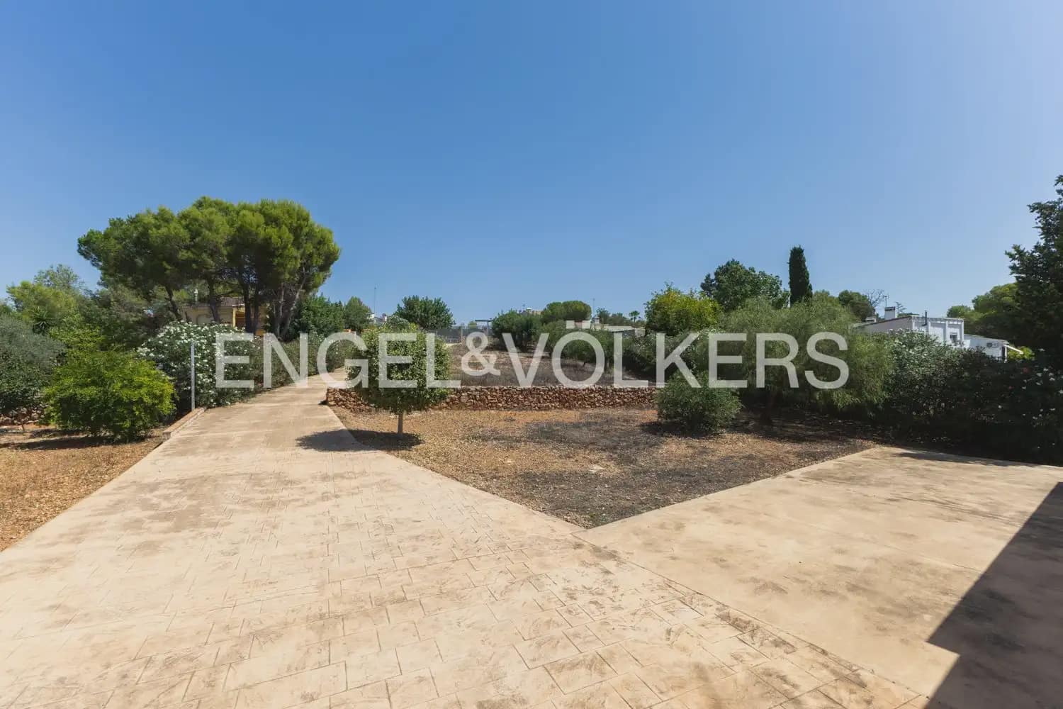 8 bedroom Villa for sale in Montserrat with pool garage - € 849,000 (Ref: 10026475)