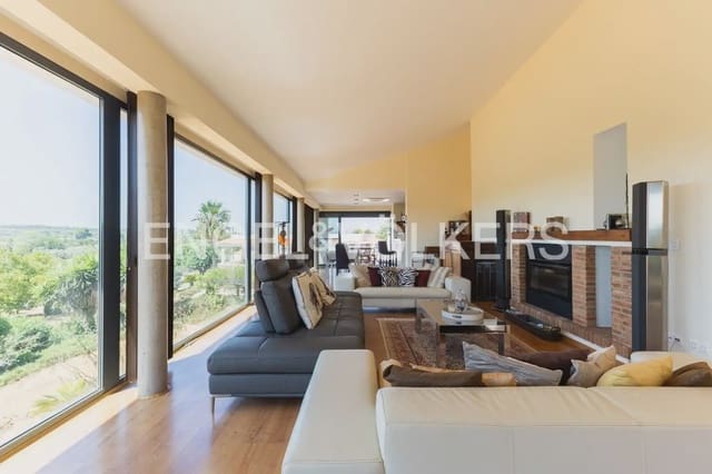 8 bedroom Villa for sale in Montserrat with pool garage - € 849,000 (Ref: 10026475)