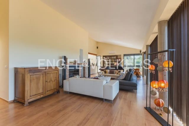 8 bedroom Villa for sale in Montserrat with pool garage - € 849,000 (Ref: 10026475)