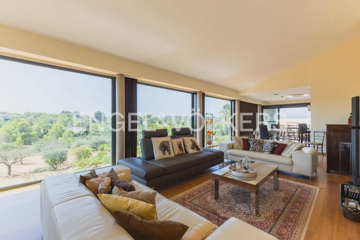 8 bedroom Villa for sale in Montserrat with pool garage - € 849,000 (Ref: 10026475)