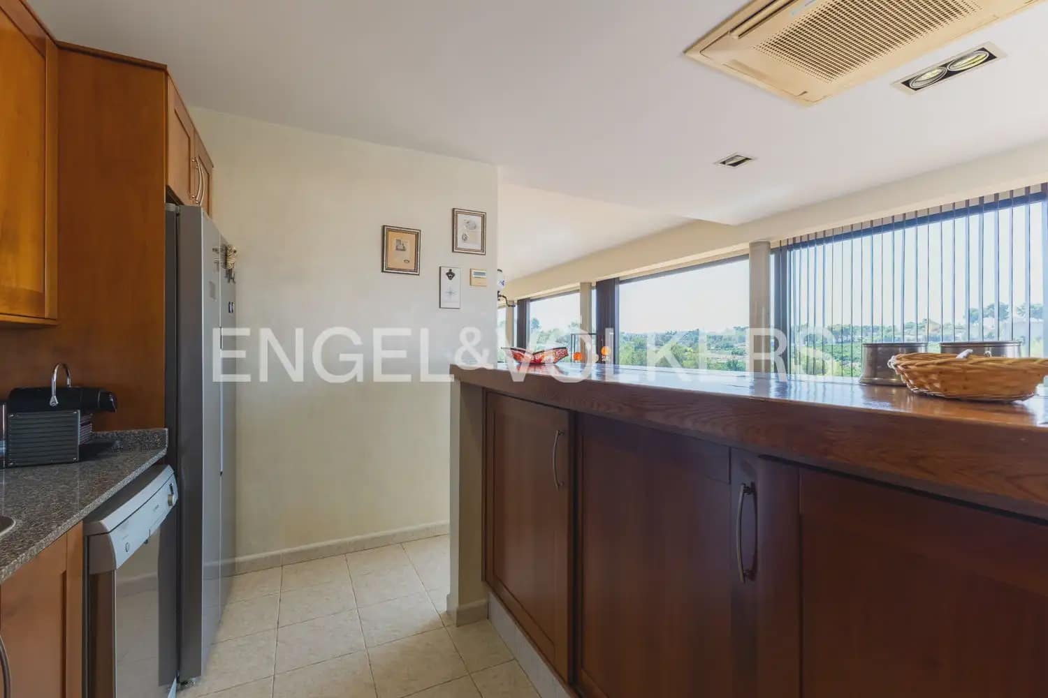 8 bedroom Villa for sale in Montserrat with pool garage - € 849,000 (Ref: 10026475)