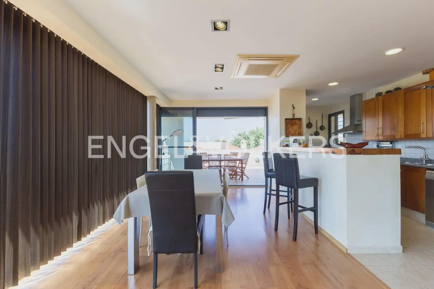 8 bedroom Villa for sale in Montserrat with pool garage - € 849,000 (Ref: 10026475)