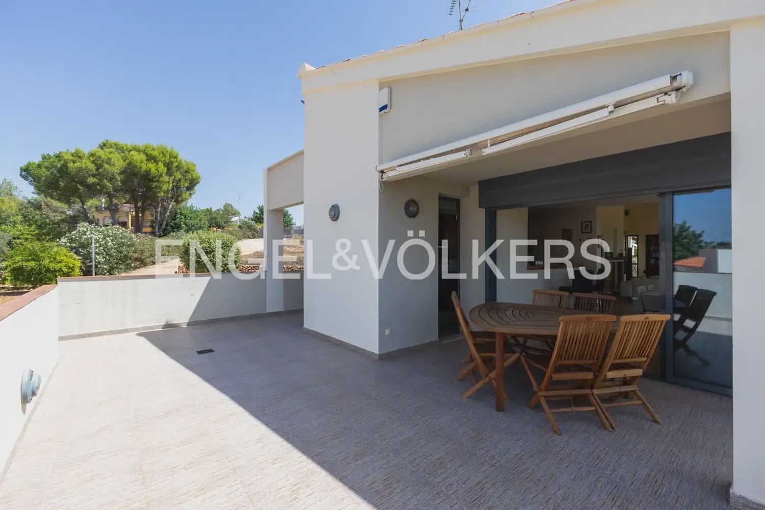8 bedroom Villa for sale in Montserrat with pool garage - € 849,000 (Ref: 10026475)