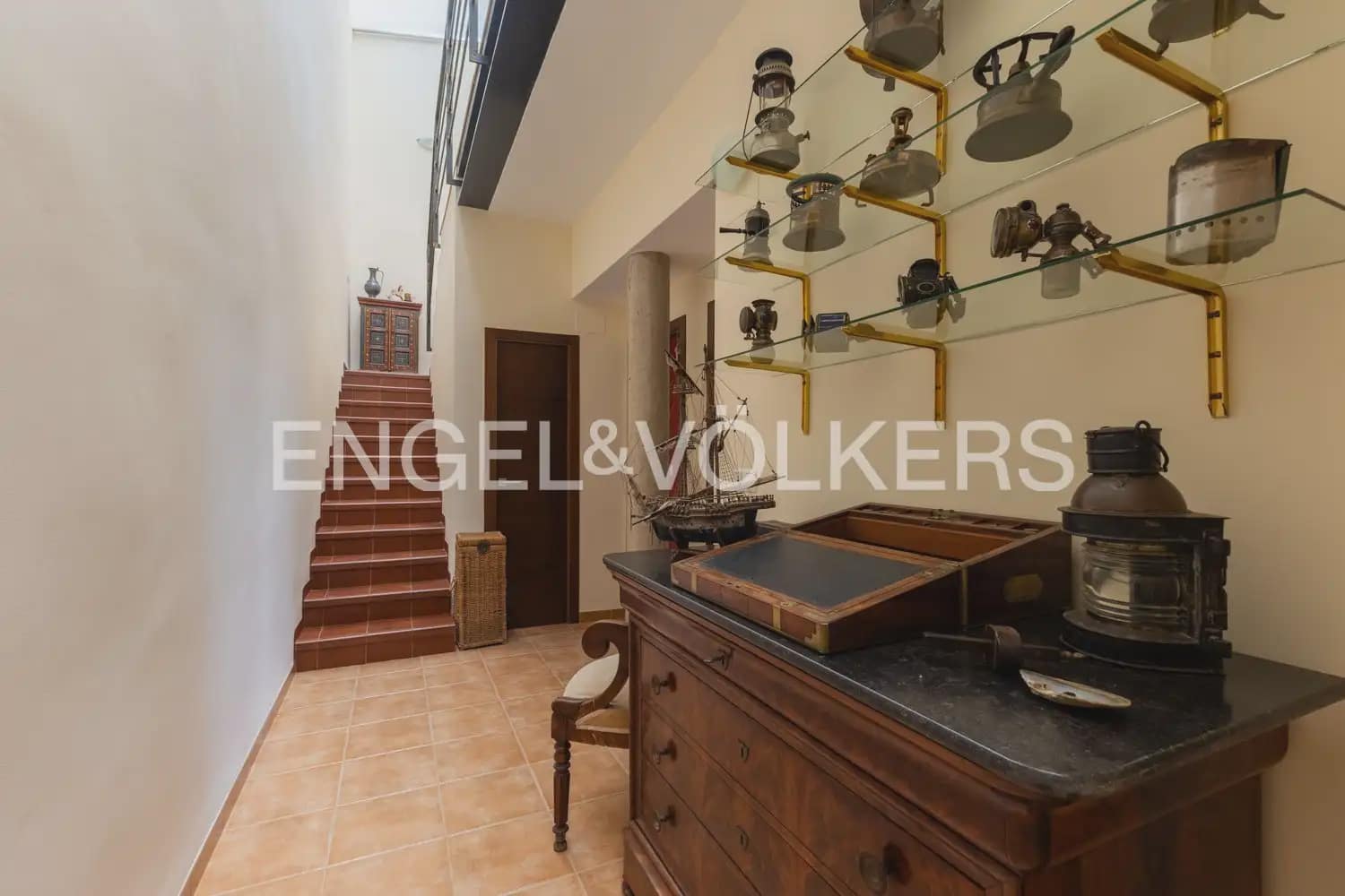 8 bedroom Villa for sale in Montserrat with pool garage - € 849,000 (Ref: 10026475)