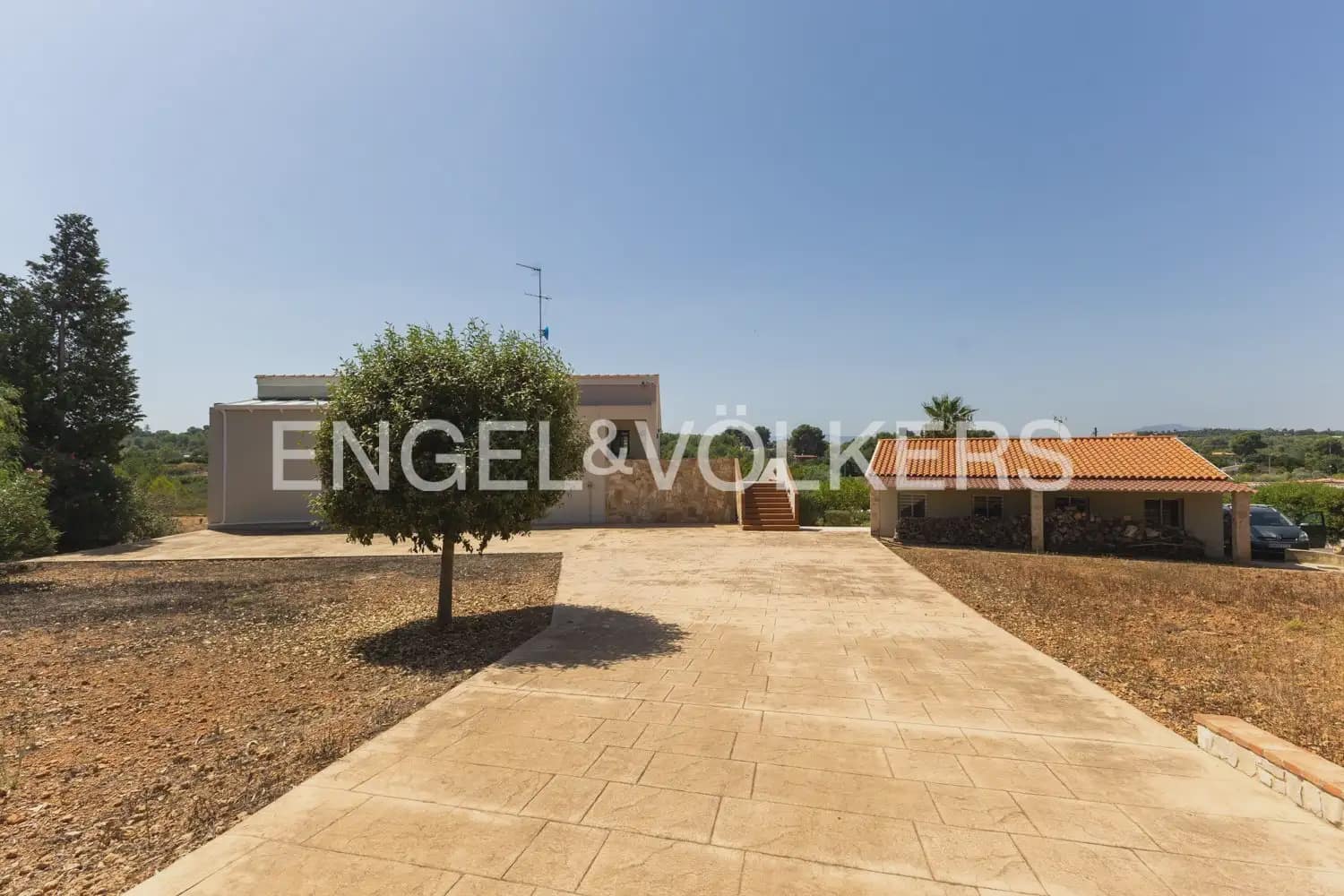 8 bedroom Villa for sale in Montserrat with pool garage - € 849,000 (Ref: 10026475)