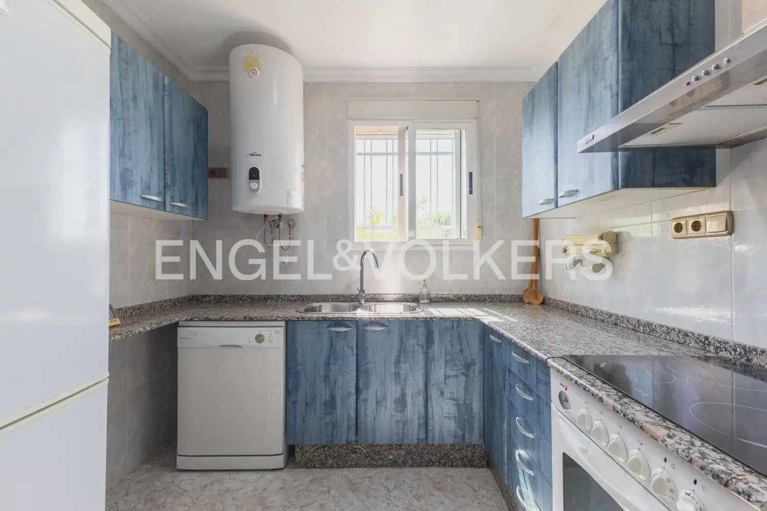 8 bedroom Villa for sale in Montserrat with pool garage - € 849,000 (Ref: 10026475)