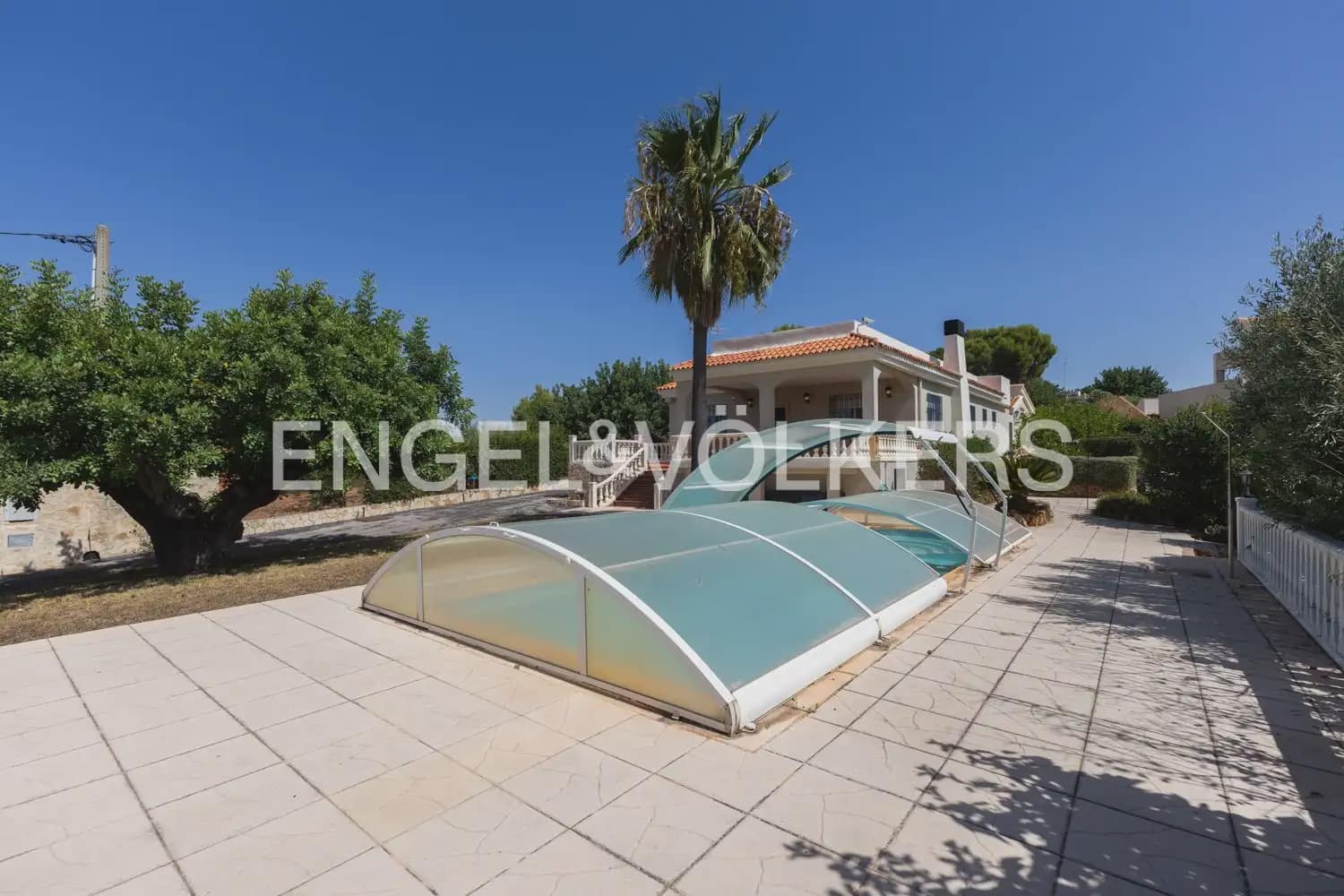 8 bedroom Villa for sale in Montserrat with pool garage - € 849,000 (Ref: 10026475)