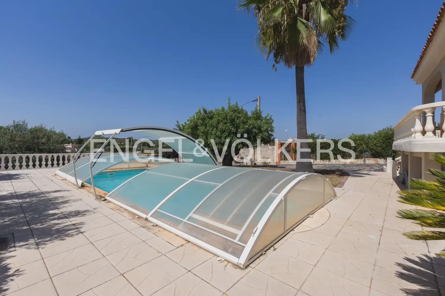 8 bedroom Villa for sale in Montserrat with pool garage - € 849,000 (Ref: 10026475)