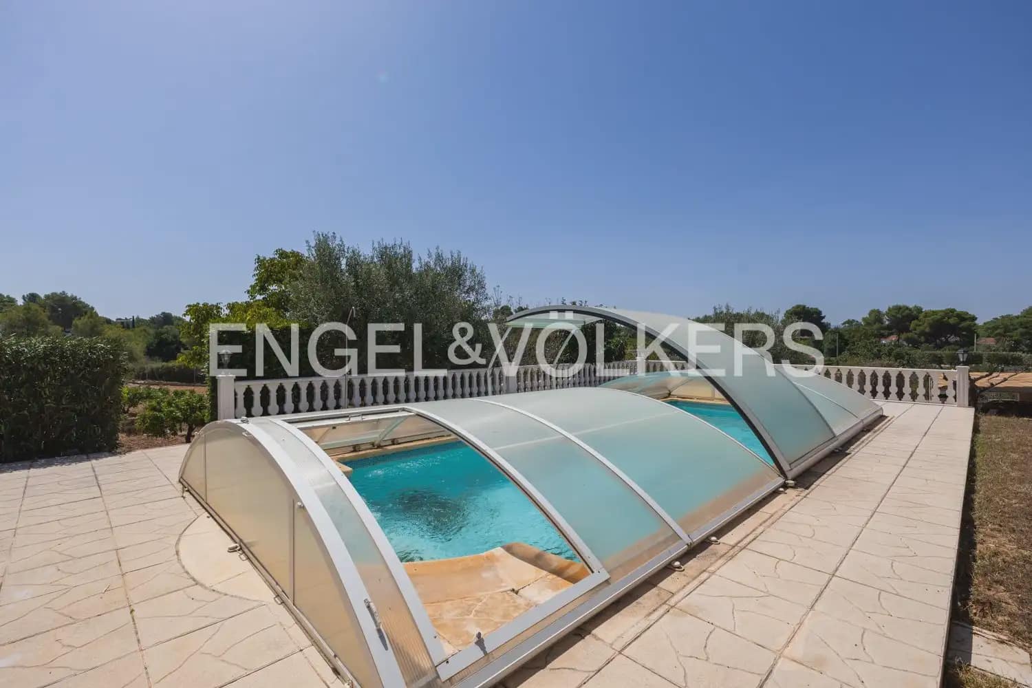 8 bedroom Villa for sale in Montserrat with pool garage - € 849,000 (Ref: 10026475)