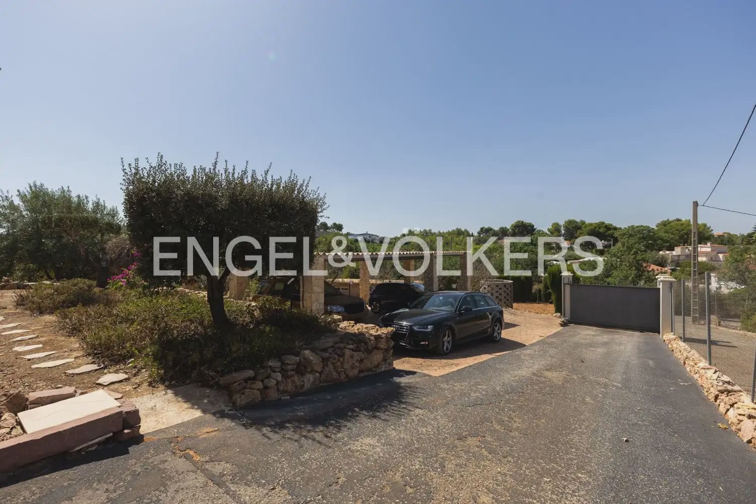 8 bedroom Villa for sale in Montserrat with pool garage - € 849,000 (Ref: 10026475)