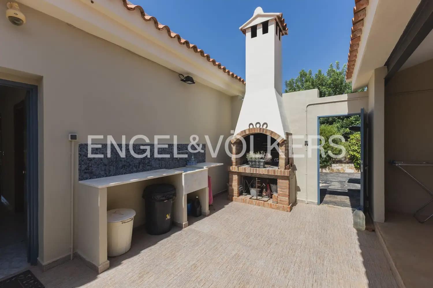 8 bedroom Villa for sale in Montserrat with pool garage - € 849,000 (Ref: 10026475)