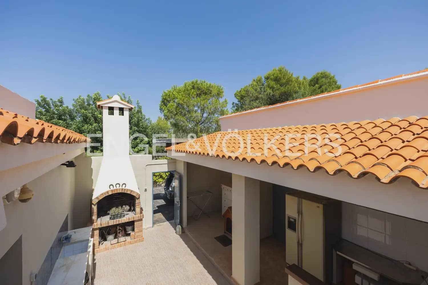 8 bedroom Villa for sale in Montserrat with pool garage - € 849,000 (Ref: 10026475)