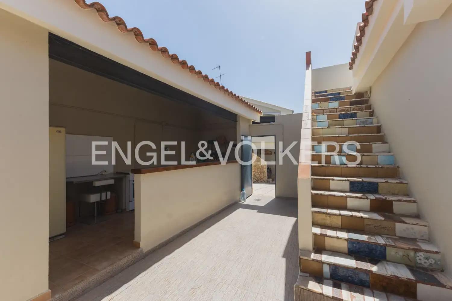 8 bedroom Villa for sale in Montserrat with pool garage - € 849,000 (Ref: 10026475)