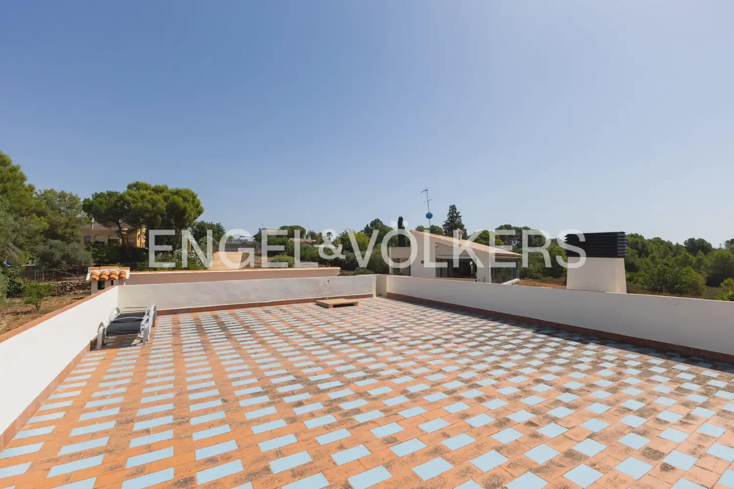 8 bedroom Villa for sale in Montserrat with pool garage - € 849,000 (Ref: 10026475)
