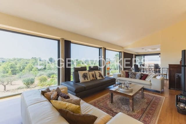 8 bedroom Villa for sale in Montserrat with pool garage - € 849,000 (Ref: 10026475)