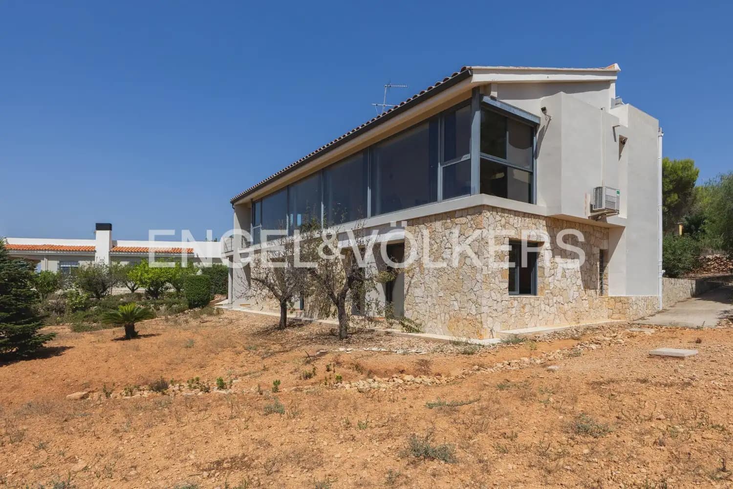 8 bedroom Villa for sale in Montserrat with pool garage - € 849,000 (Ref: 10026475)
