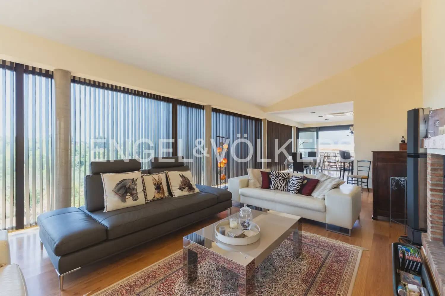 8 bedroom Villa for sale in Montserrat with pool garage - € 849,000 (Ref: 10026475)