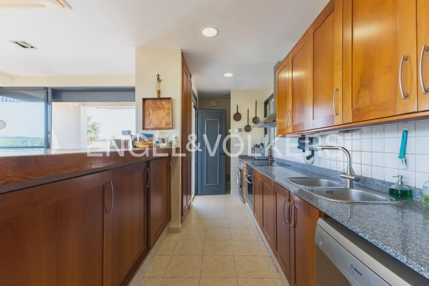 8 bedroom Villa for sale in Montserrat with pool garage - € 849,000 (Ref: 10026475)