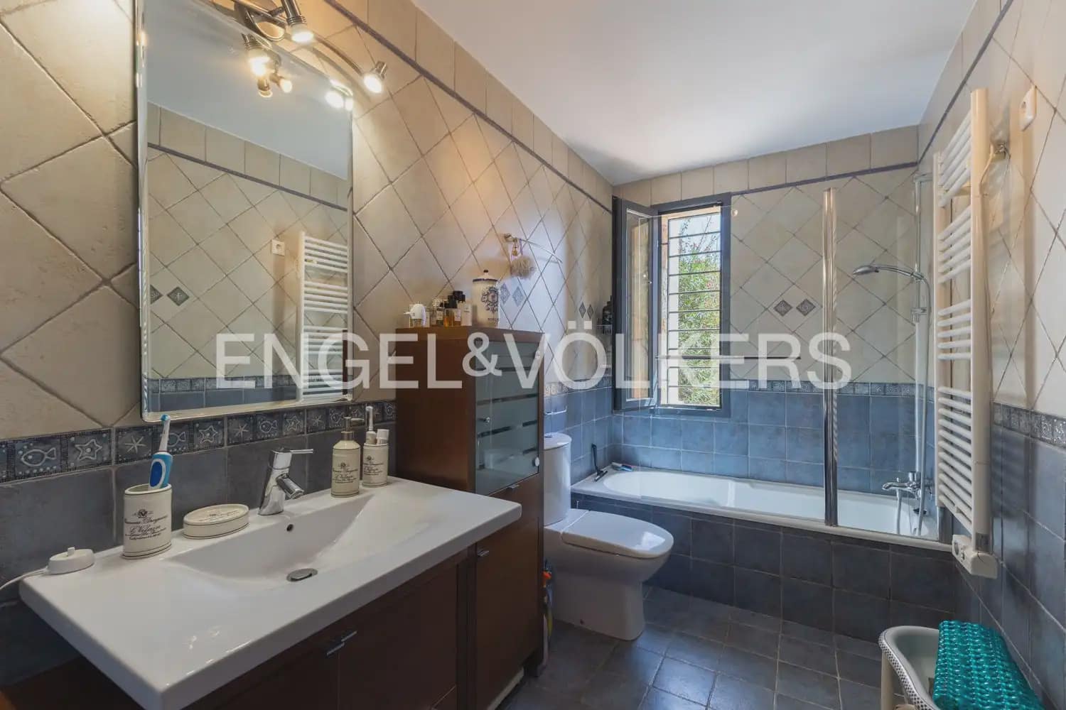 8 bedroom Villa for sale in Montserrat with pool garage - € 849,000 (Ref: 10026475)
