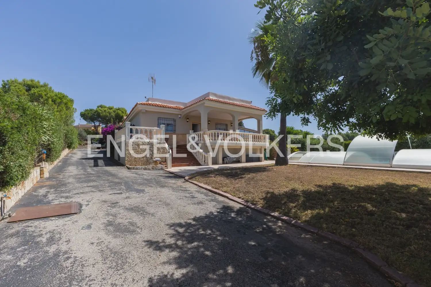 8 bedroom Villa for sale in Montserrat with pool garage - € 849,000 (Ref: 10026475)