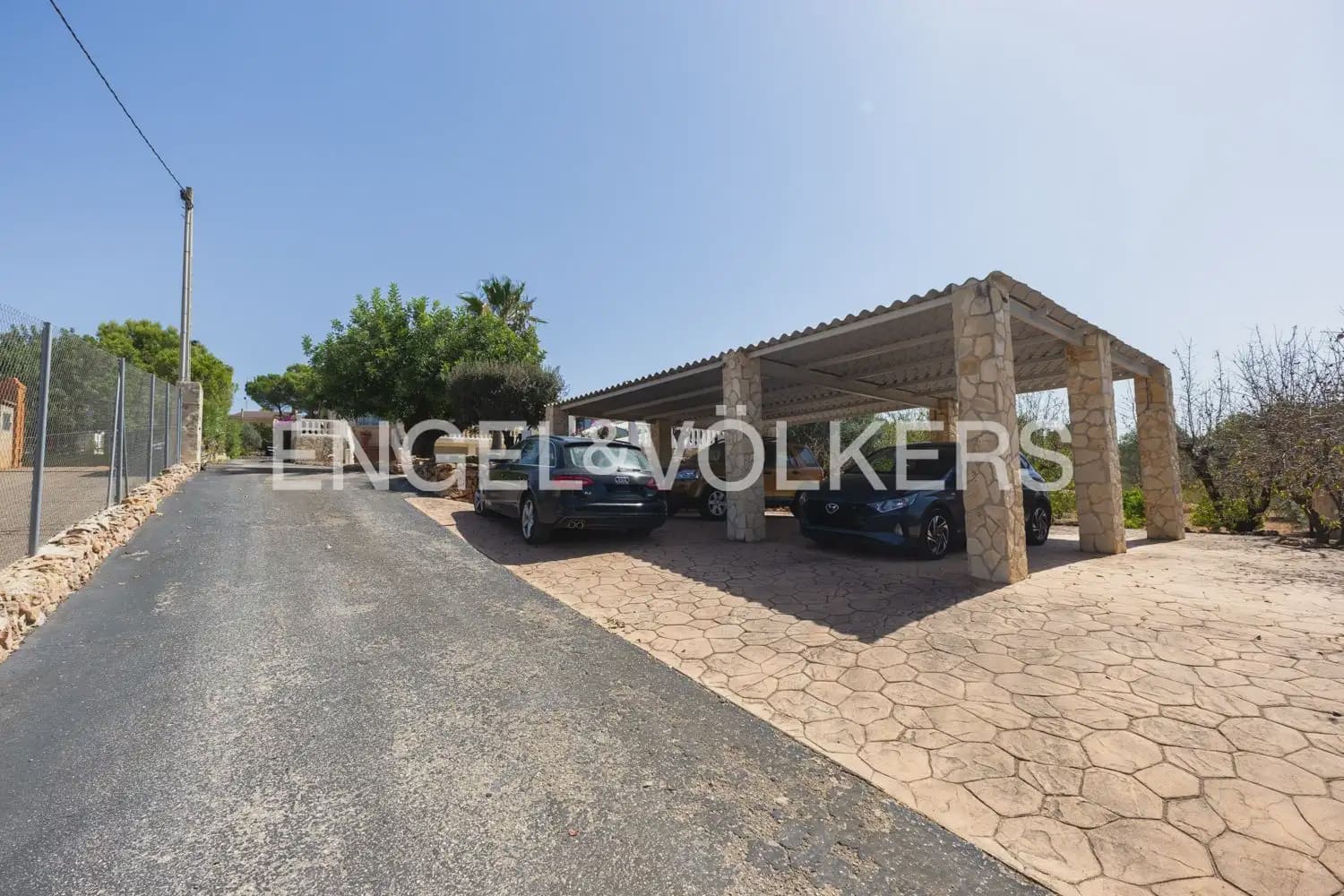 8 bedroom Villa for sale in Montserrat with pool garage - € 849,000 (Ref: 10026475)