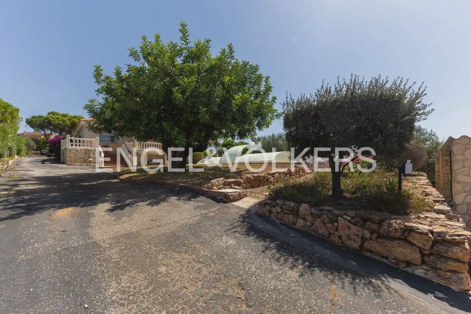 8 bedroom Villa for sale in Montserrat with pool garage - € 849,000 (Ref: 10026475)