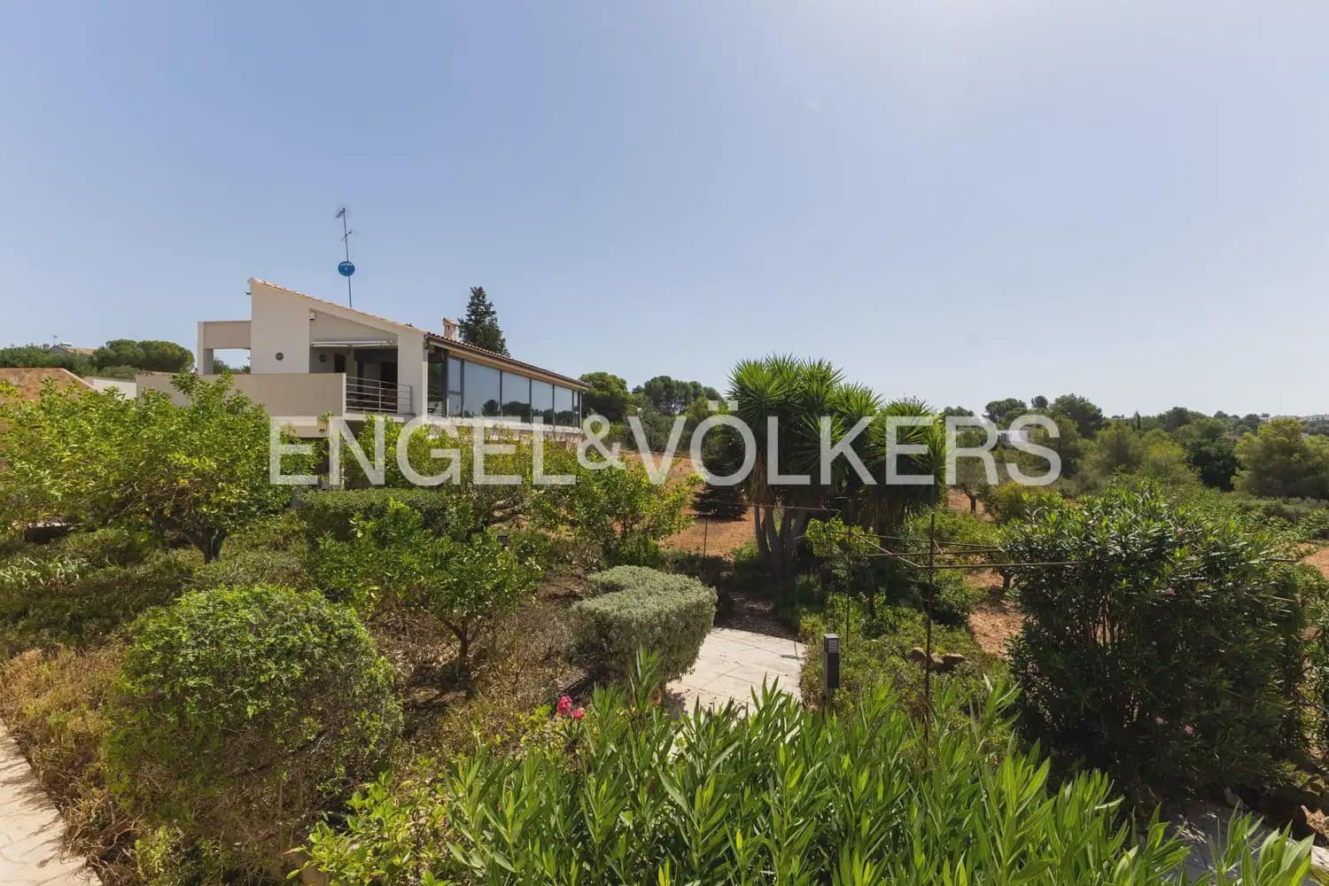 8 bedroom Villa for sale in Montserrat with pool garage - € 849,000 (Ref: 10026475)