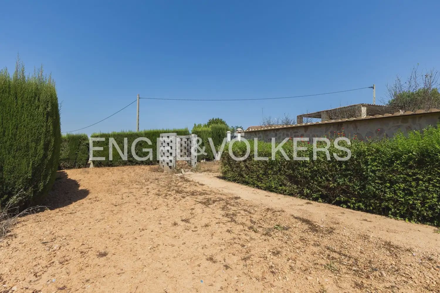 8 bedroom Villa for sale in Montserrat with pool garage - € 849,000 (Ref: 10026475)