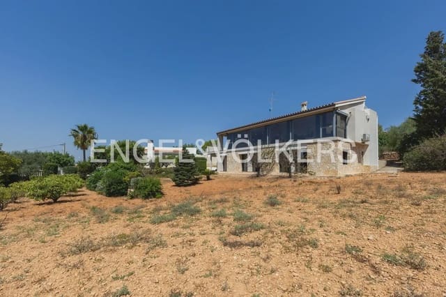 8 bedroom Villa for sale in Montserrat with pool garage - € 849,000 (Ref: 10026475)