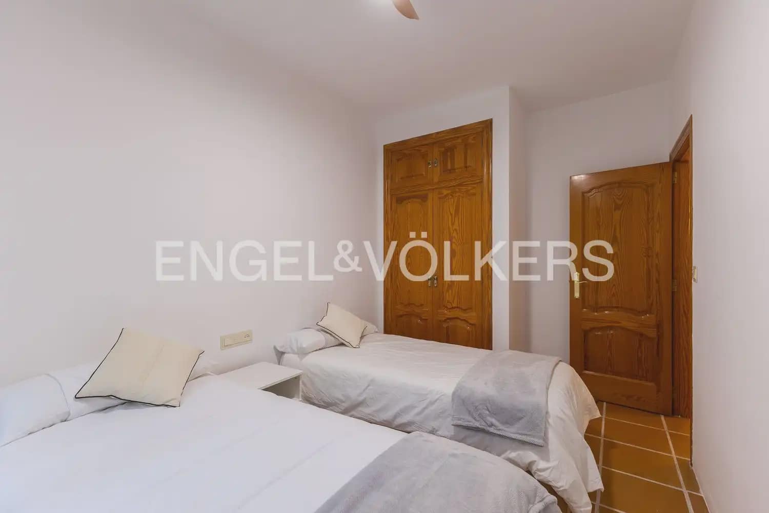 4 Zimmer Villa zu vermieten in Paterna mit Garage - 3.300 € (Ref: 10029510)