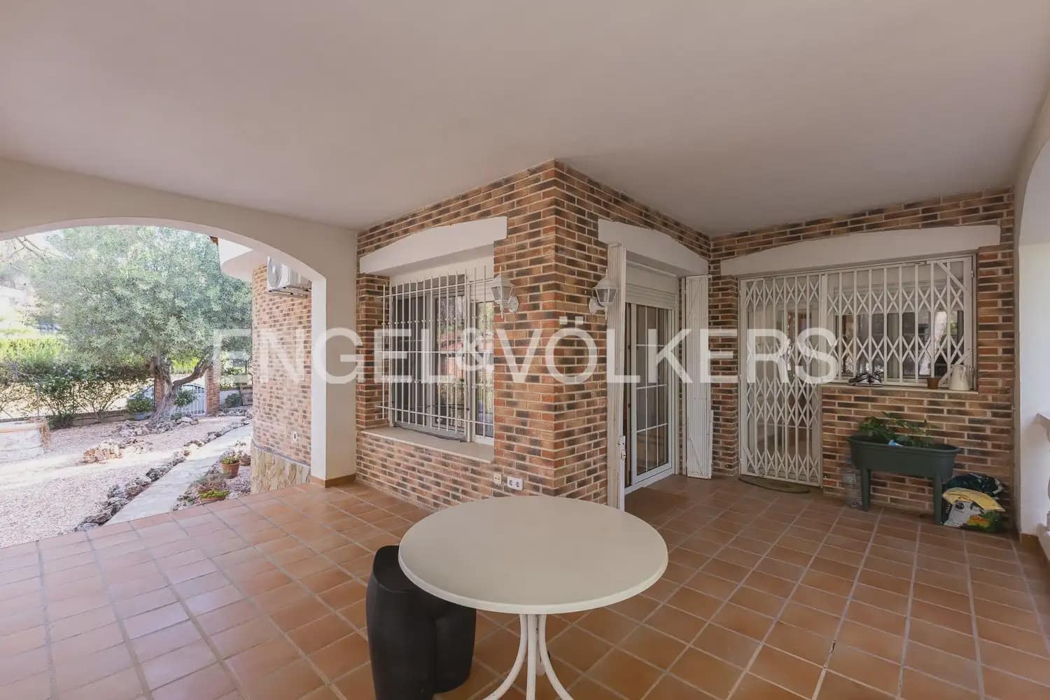 4 Zimmer Villa zu vermieten in Paterna mit Garage - 3.300 € (Ref: 10029510)
