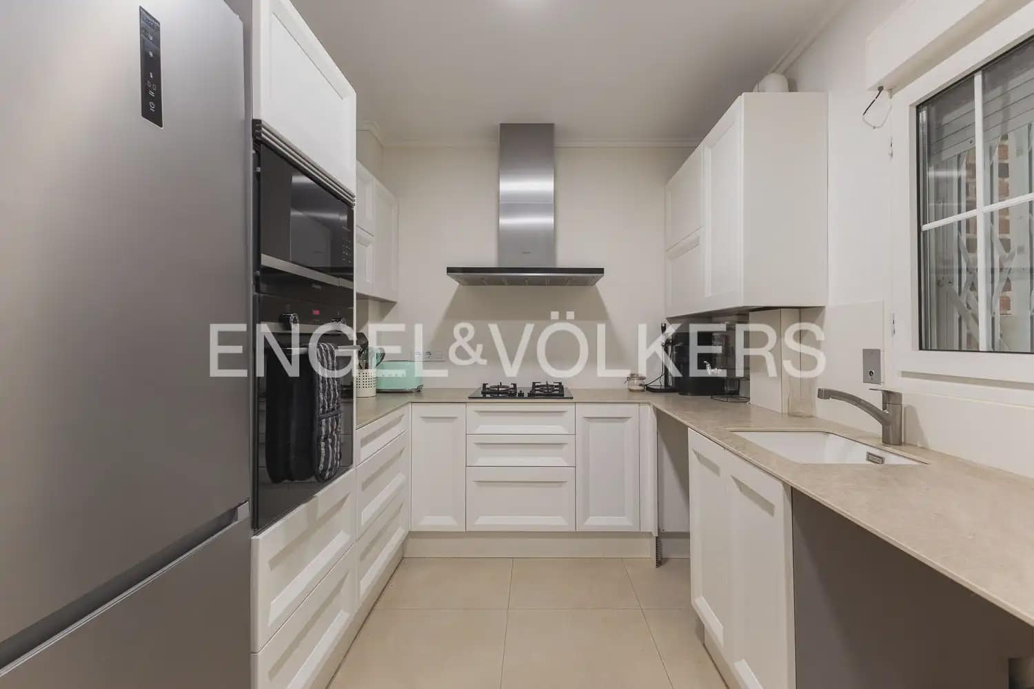 4 Zimmer Villa zu vermieten in Paterna mit Garage - 3.300 € (Ref: 10029510)