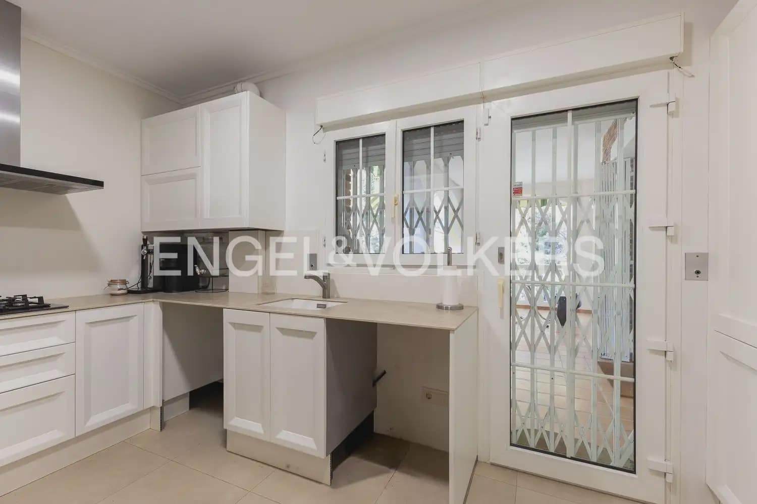 4 Zimmer Villa zu vermieten in Paterna mit Garage - 3.300 € (Ref: 10029510)