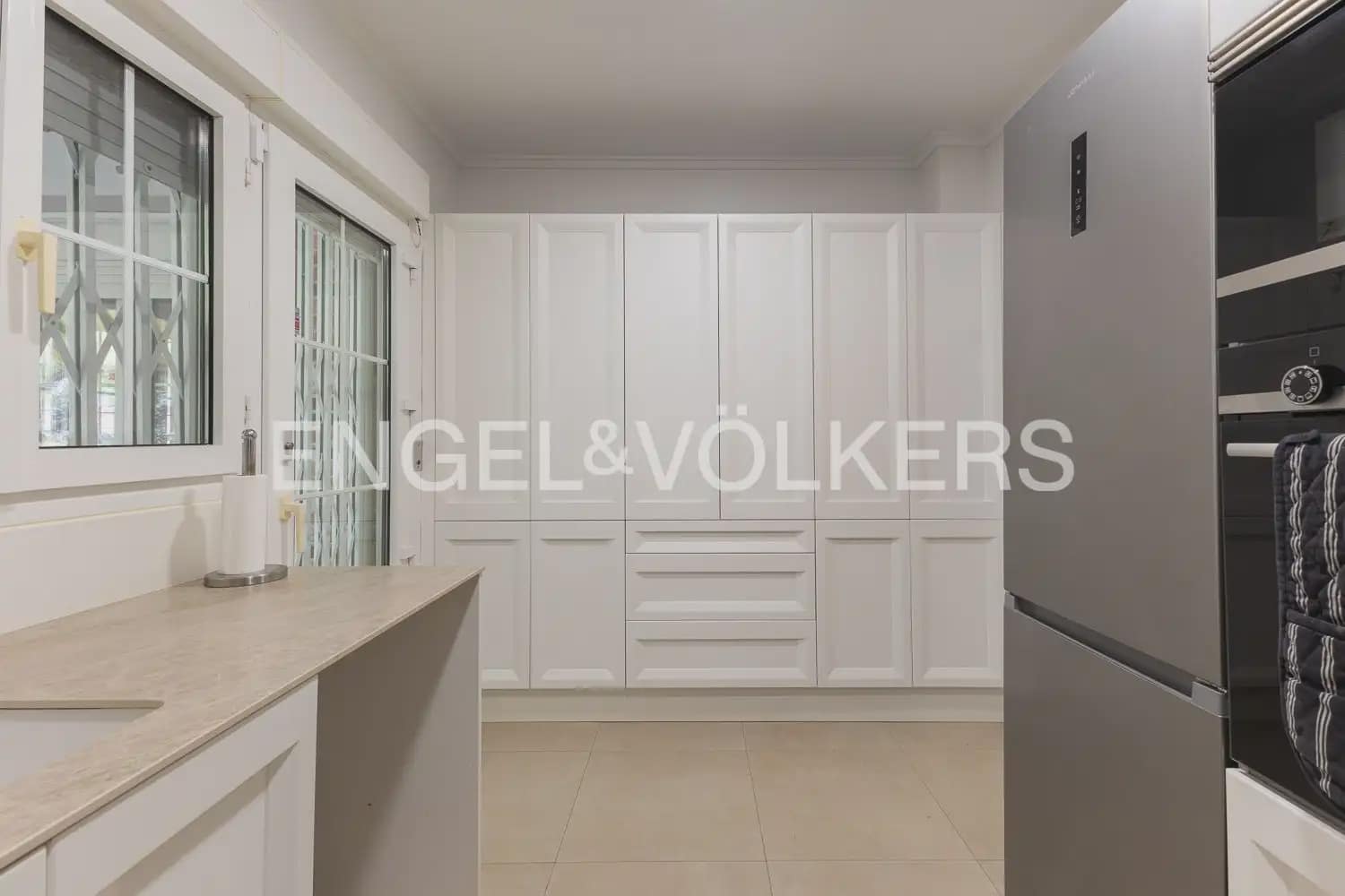 4 Zimmer Villa zu vermieten in Paterna mit Garage - 3.300 € (Ref: 10029510)