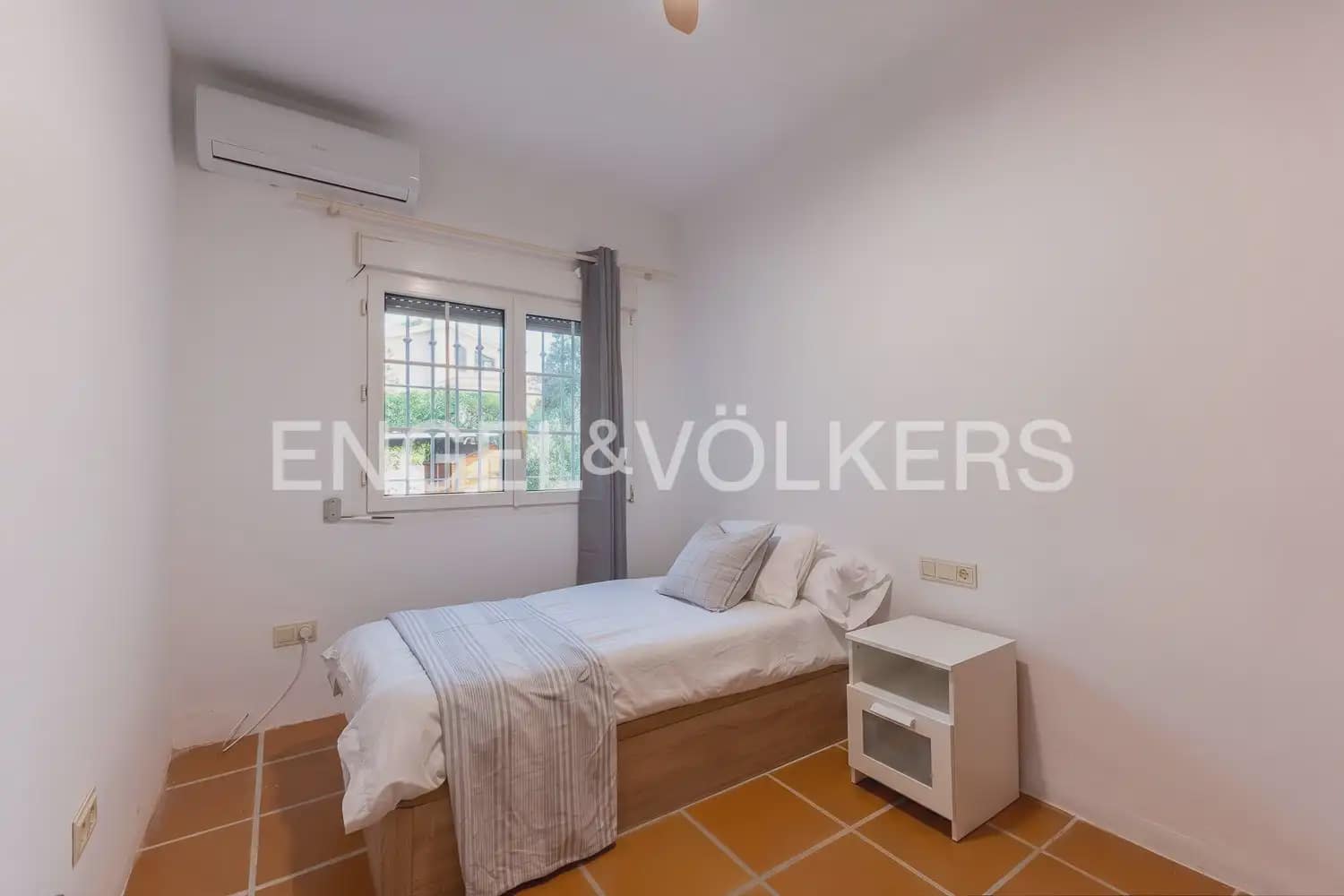 4 Zimmer Villa zu vermieten in Paterna mit Garage - 3.300 € (Ref: 10029510)