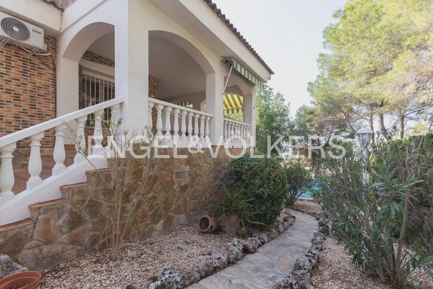 4 Zimmer Villa zu vermieten in Paterna mit Garage - 3.300 € (Ref: 10029510)