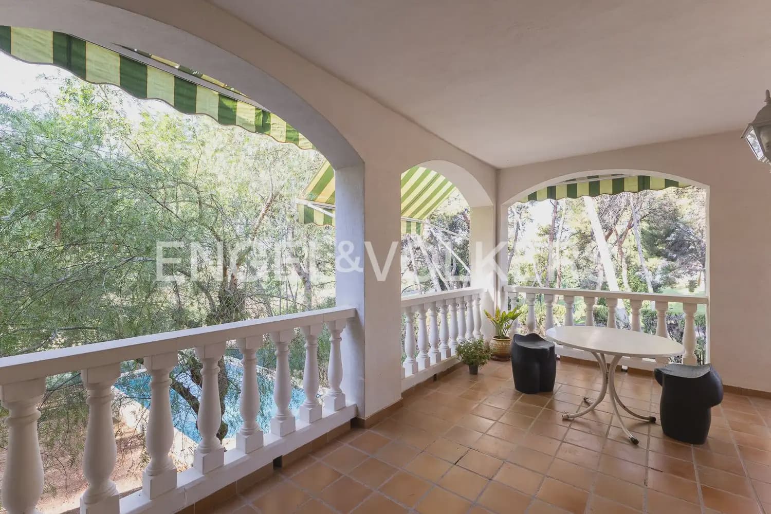 4 Zimmer Villa zu vermieten in Paterna mit Garage - 3.300 € (Ref: 10029510)