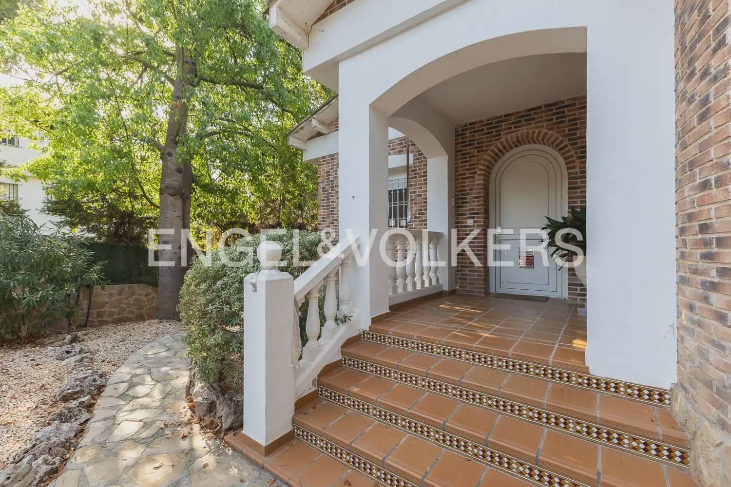 4 Zimmer Villa zu vermieten in Paterna mit Garage - 3.300 € (Ref: 10029510)