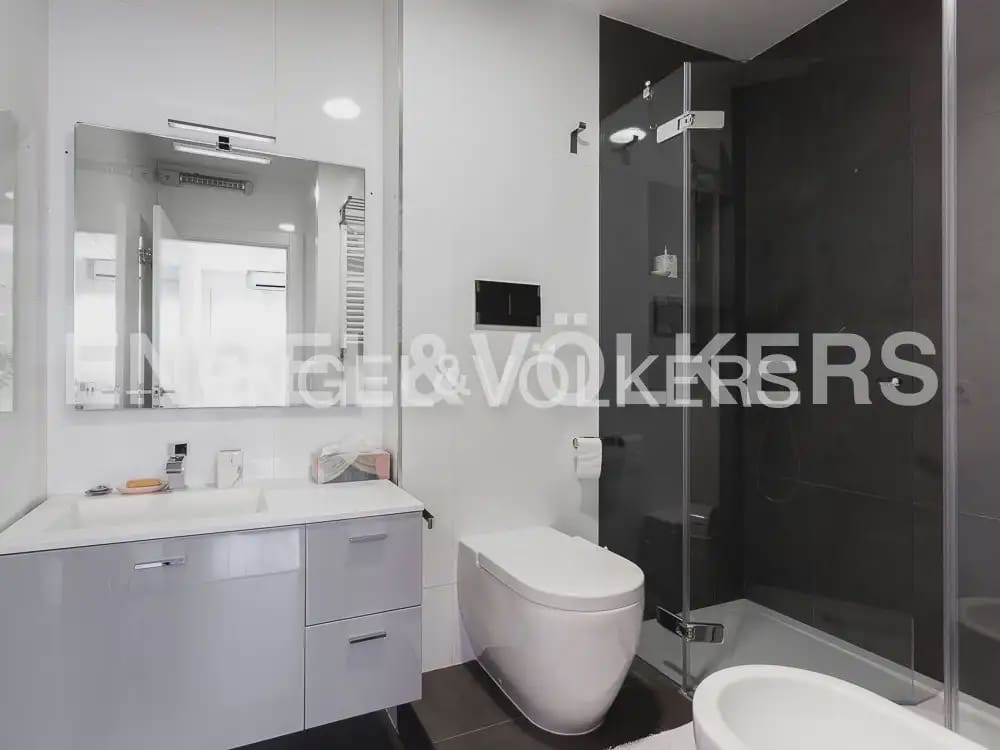 4 bedroom Flat for rent in Valencia city - € 3,000 (Ref: 10029797)