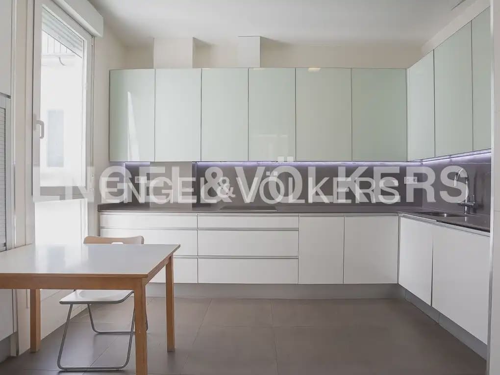 4 bedroom Flat for rent in Valencia city - € 3,000 (Ref: 10029797)