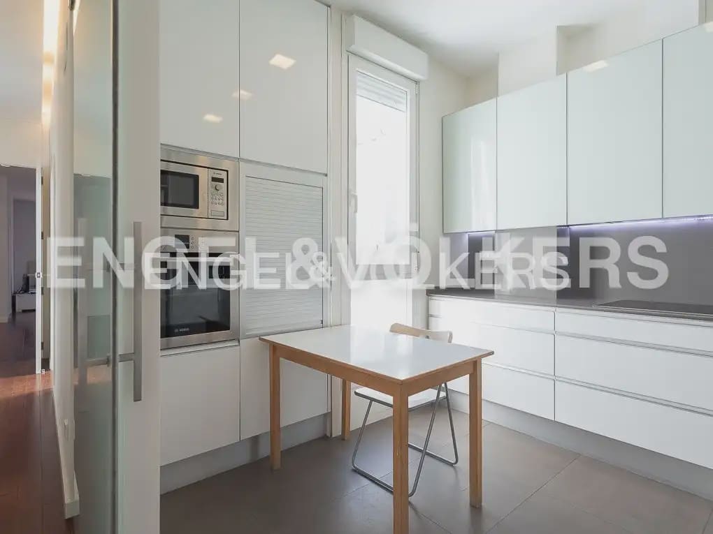 4 bedroom Flat for rent in Valencia city - € 3,000 (Ref: 10029797)