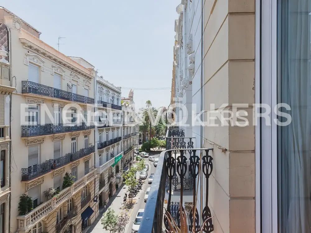 4 bedroom Flat for rent in Valencia city - € 3,000 (Ref: 10029797)