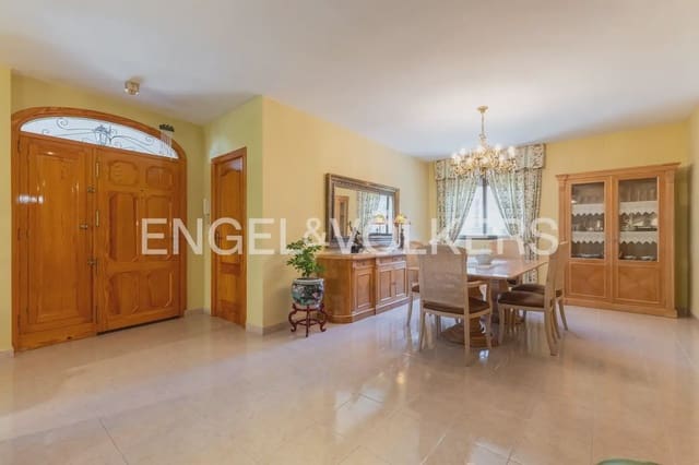5 bedroom Townhouse for sale in Montichelvo with pool garage - € 650,000 (Ref: 10034199)
