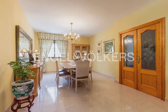 5 bedroom Townhouse for sale in Montichelvo with pool garage - € 650,000 (Ref: 10034199)