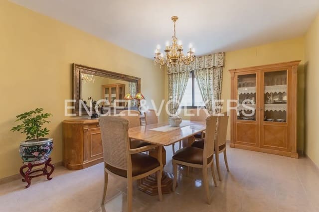 5 bedroom Townhouse for sale in Montichelvo with pool garage - € 650,000 (Ref: 10034199)