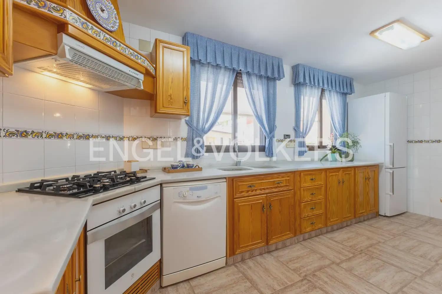 5 bedroom Townhouse for sale in Montichelvo with pool garage - € 650,000 (Ref: 10034199)